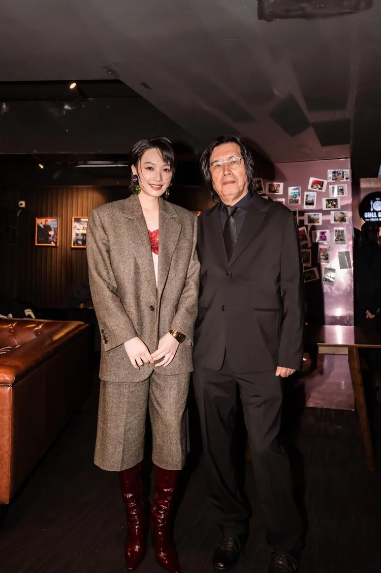 蔡思韵(左)開心和南韓名導李滄東相見歡。大思娛樂提供