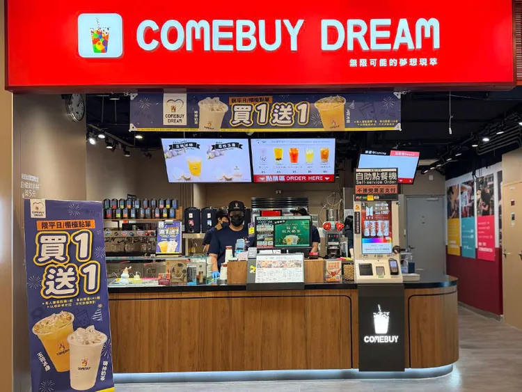 COMEBUYDREAM-霓淨思也注入愛心公益門市，喝蘋果冰茶、玉荷冰綠送PDRN麗珠新生系列面膜。業者提供