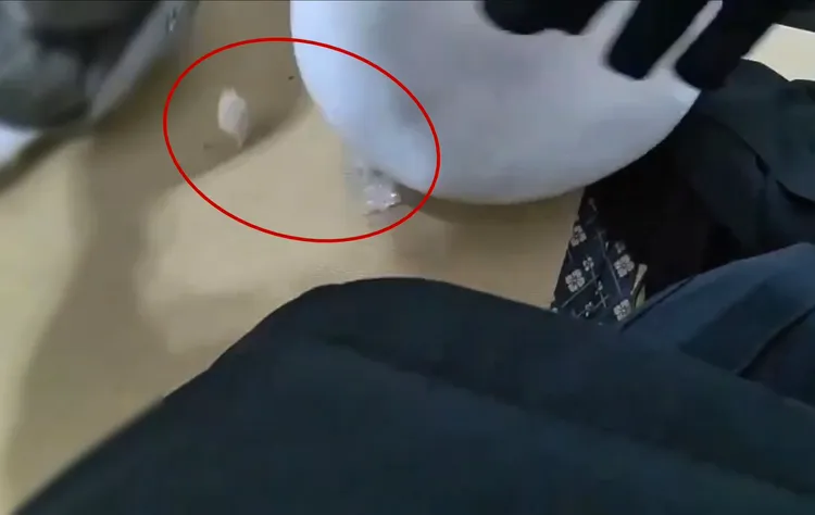 嫌犯住處椅套中搜出毒品。翻攝畫面