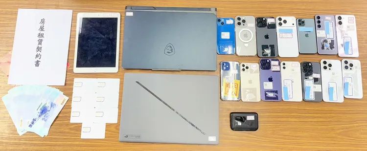 專案小組查扣詐團作案手機、筆電、平板電腦，以及寫有上千人資料的名冊。民眾提供