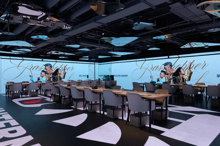 eoi極致餐飲以360度LED數位視覺科技結合義法創意料理，打造融合味覺、視覺與感官體驗的沉浸式用餐空間。業者提供