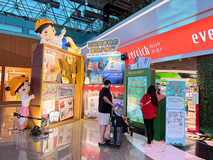 桃園國際機場第二航廈「志明與春桃的臺味小旅行」暑期限定展區，以展現臺灣在地文化的旅行行李箱為主題，吸引旅客駐足體驗，感受在地文化魅力。昇恆昌免稅商店提供