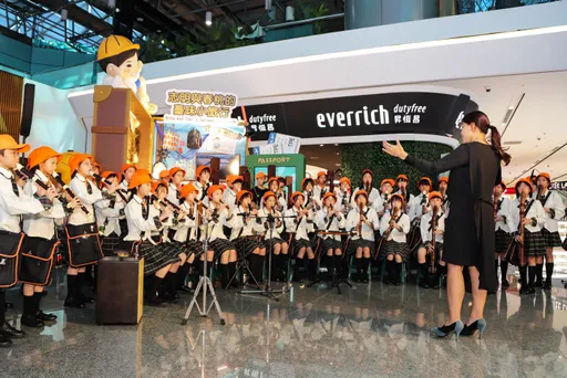 文山國小直笛團桃機獻藝　悠揚樂聲送行國際旅客展現臺灣軟實力