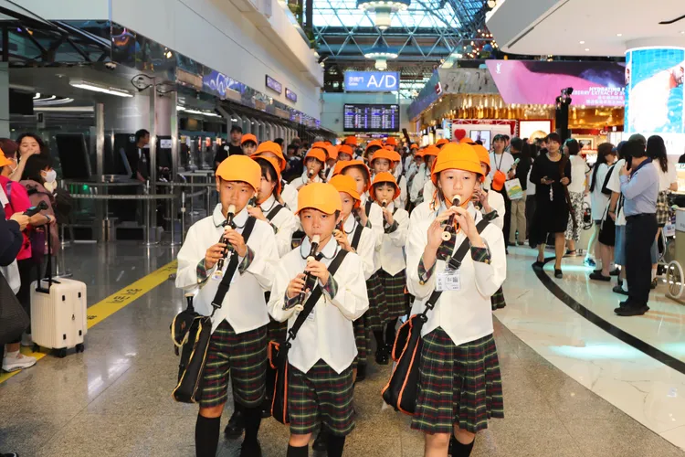 文山國小直笛團走出教室、走進國門，在桃園國際機場進行移動式演出。昇恆昌免稅商店提供