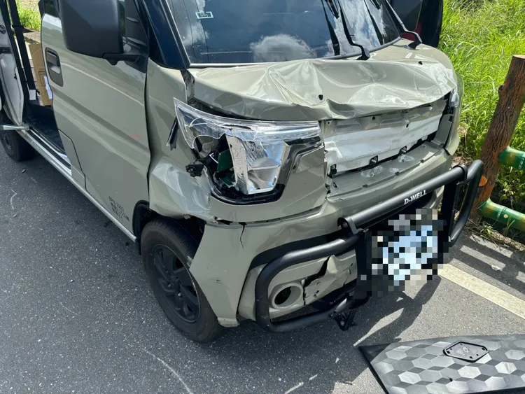 公所雇員駕駛的肇事箱型車。警方提供