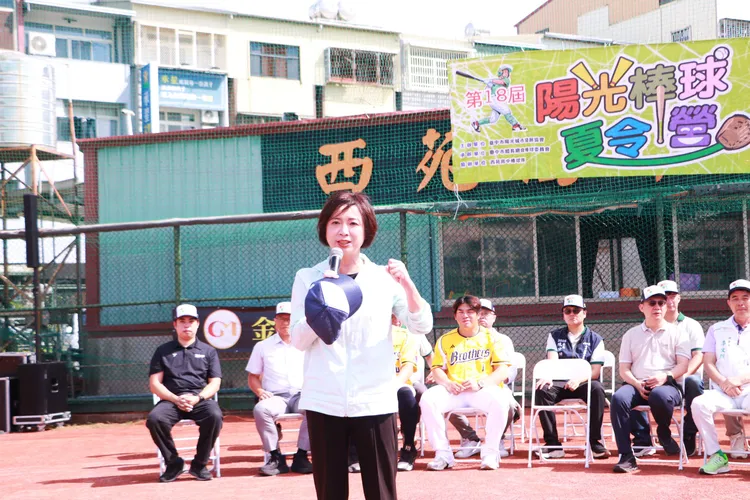 何欣純說，未來將打造台中成為「棒球之都」，洗刷「球棒之都」的污名。何欣純辦公室提供
