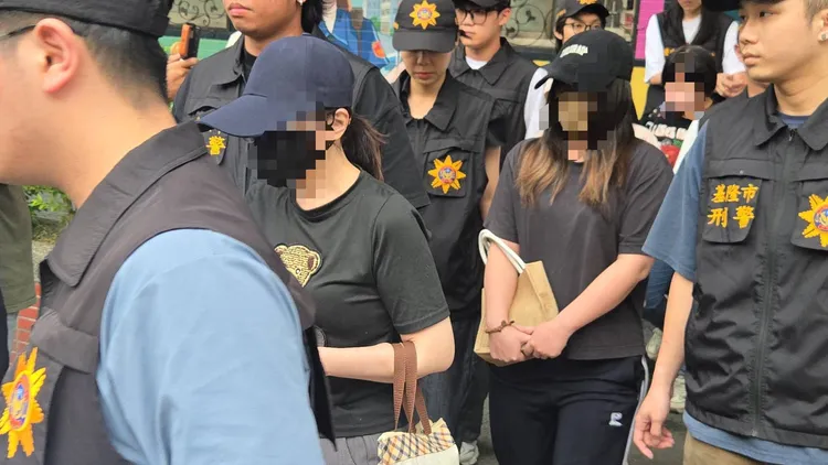 涉案的林佳靜、劉可婕教保員今天傍晚被移送地檢署複訊。葉先鵬攝