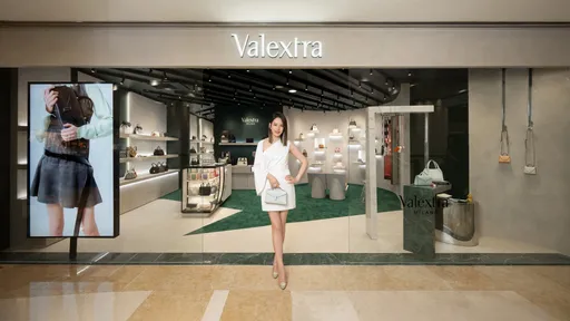 Melody搶背Valextra冰藍新包 　久違露面避談感情「一切穩定」