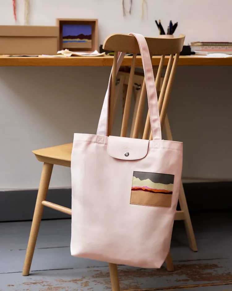 LONGCHAMP X CAROLINE HÉLAIN系列（芭蕾粉色），1萬1400元。品牌提供