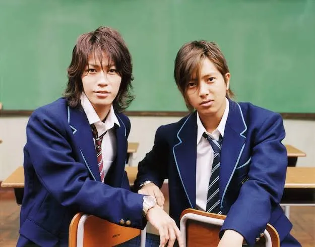 龜梨和也（左）與山下智久2005年主演《野豬大改造》，並以劇中角色組成「修二與彰」演唱主題曲。翻攝X