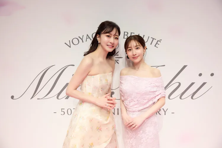 田中美奈實（右）昨受邀和石井美保談美容，雙手遮掩孕肚。翻攝石井美保IG