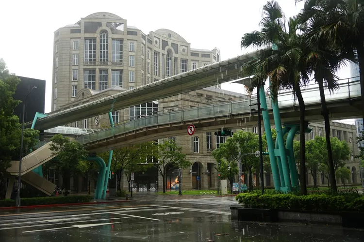 百貨重鎮台北信義區，各大商場如BELLAVITA等今皆暫停營業一天。彭欣偉攝