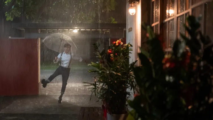 派翠克劇中致敬雨夜奇幻場景。大愛提供