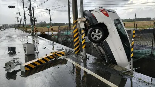 「國家級追焦手」遭擊落！女酒駕撞斷測速桿　車90度插進水溝