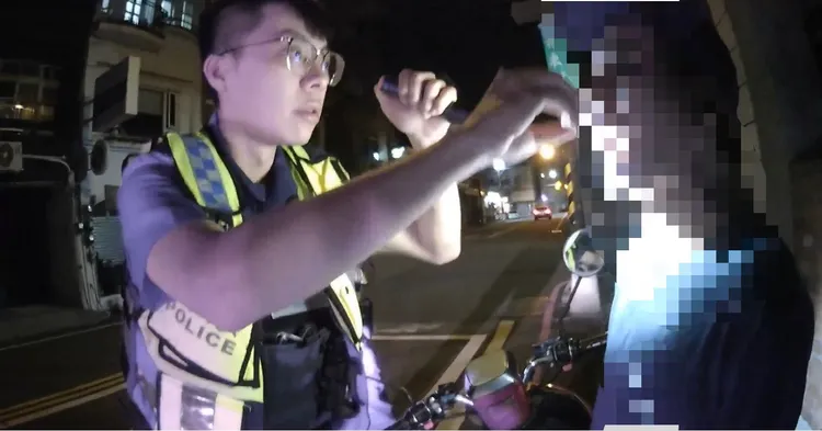 警方對徐男進行毒品唾液檢測。民眾提供