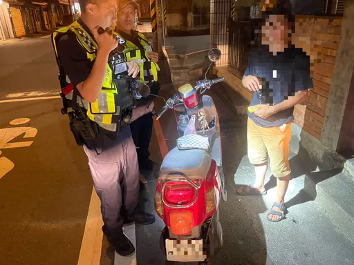 苗栗男手拿香菸騎微電二輪車　遭警搜出毒品涉毒駕送辦