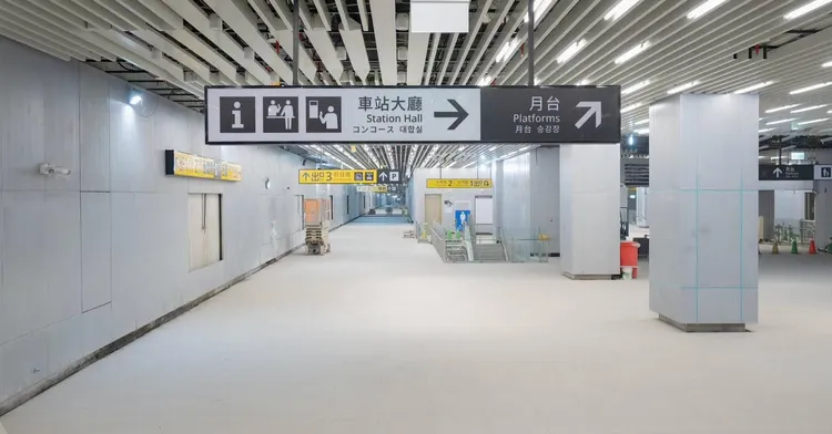 台南車站新的設計以國際標準、全齡直覺、開源共享為核心理念，並導入中英日韓4國語言。陳世凱臉書