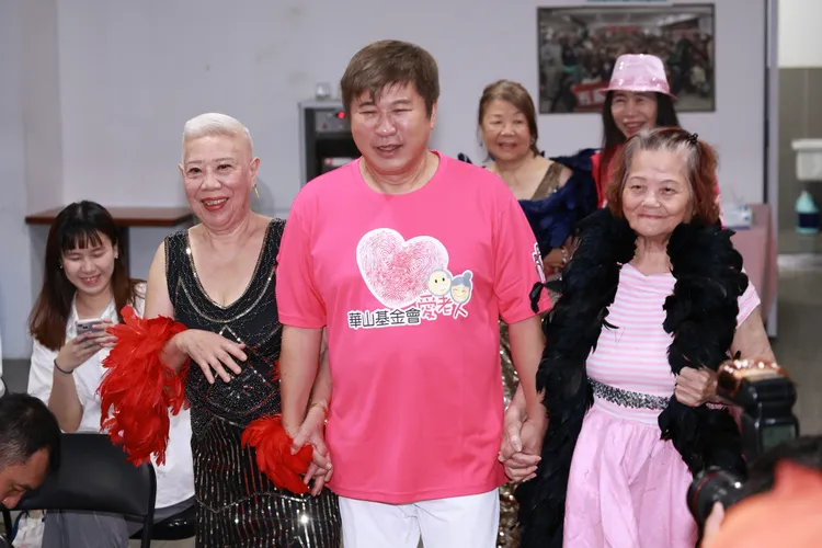 胡瓜與婆婆媽媽相見歡。彭欣偉攝