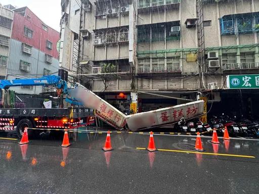 蘆洲蛋糕店招牌被強風吹落！下方4機車遭殃了