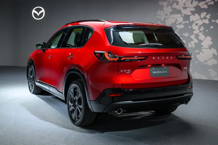 車尾採用全新橫向LED尾燈與MAZDA字樣品牌識別，搭配更具層次感的鈑件線條，營造更寬闊且成熟的視覺印象。業者提供