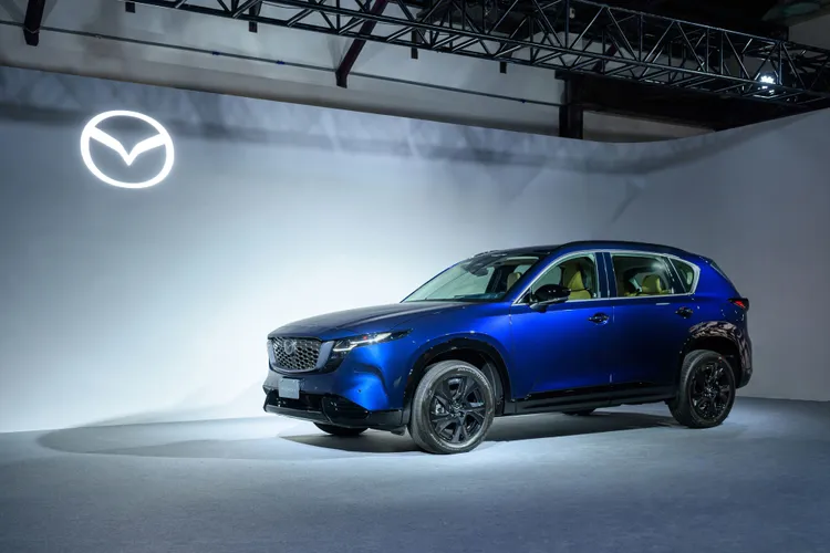 全新CX-5首度導入「湛海藍」車色，透過進化的塗裝工藝展現豐富光影層次，成為第三代車型的代表色之一。業者提供