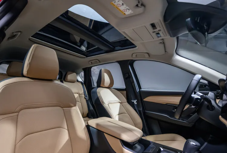 全新CX-5標配最新i-ACTIVSENSE主動安全科技與9具SRS輔助氣囊，透過更完整的主、被動安全配備，提升全車乘員的行車防護。業者提供