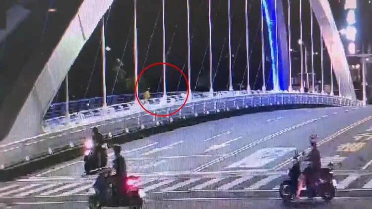 老翁晚餐後外出散步，疑因年事已高，一時迷失方向。翻攝畫面