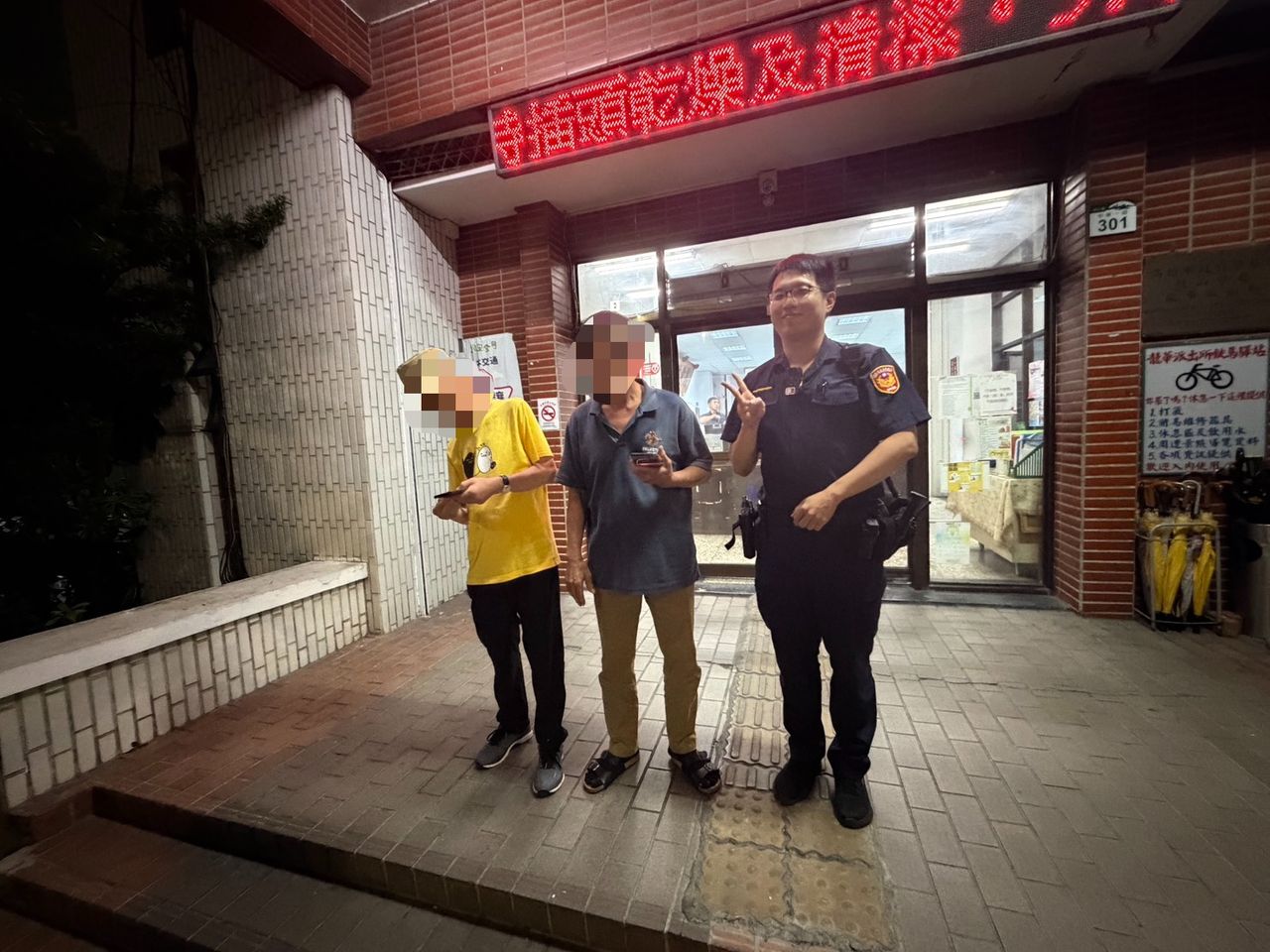 地址一直變!運將覺得怪怪直送派出所 警苦尋迷途老翁驚喜團圓
