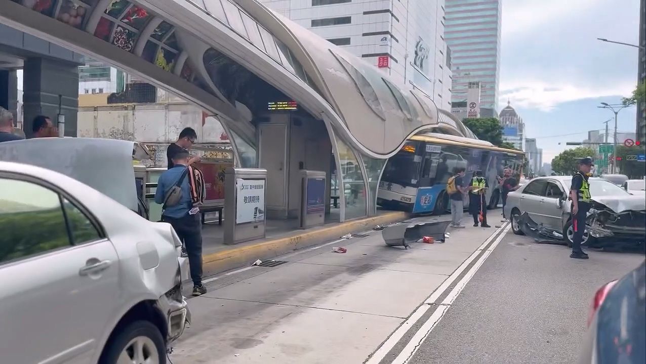 台中公車與2車追撞再衝進BRT車站 4人受傷送醫