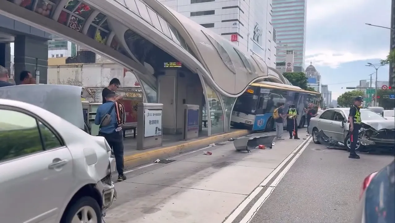 台中公車衝進BRT車站　轎車違規行駛專用道害的！4人受傷