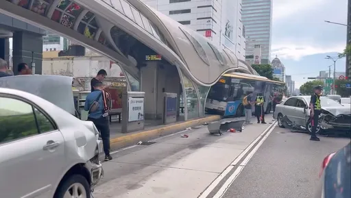 台中公車與2車追撞再衝進BRT車站　4人受傷送醫
