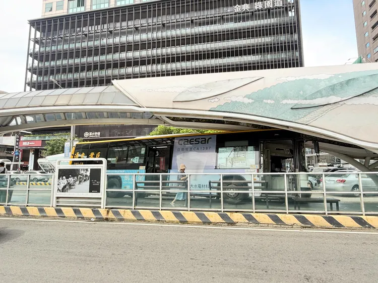 公車衝進台中市台灣大道BRT科博館站。Threads/hanchihung提供
