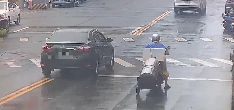 1名騎士自備拖車，將民眾放在門前熱水器載走。翻攝畫面
