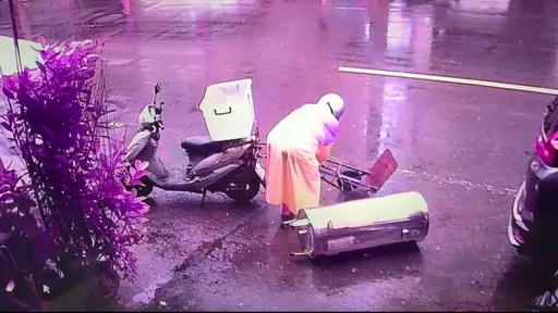 雨天自備拖車載走他人門前熱水器！鳳警鎖定對象　還要辦他違反道交條例