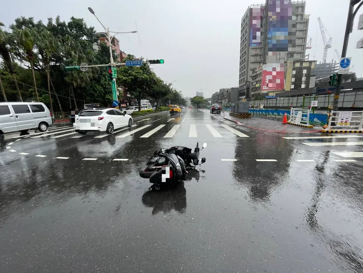 機車撞上汽車後人車都被彈飛，女騎士摔傷送醫，但駕駛小甜甜堅稱沒有過失。翻攝畫%案