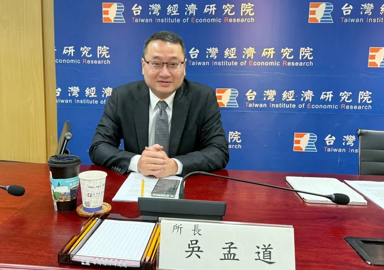 台經院表示受AI需求持續強勁帶動，電子零組件供需緊俏，價格續居高檔，加上中東戰事推升國際能源及原物料價格，帶動我國進口成本攀升。圖為台經院研六所所長吳孟道。台經院提供
