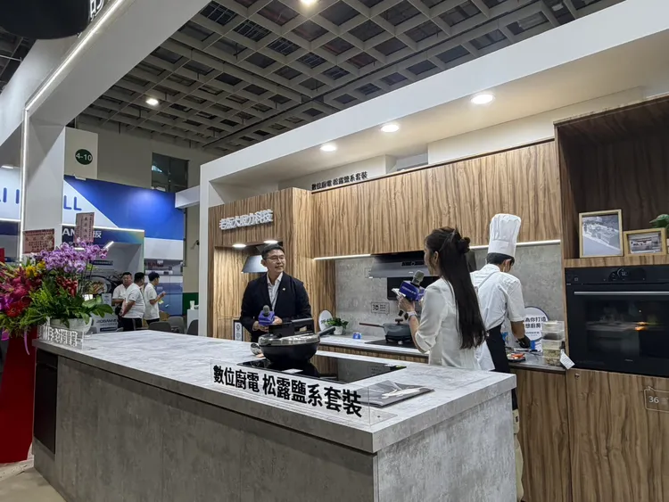 老板電器此次主打的松露鹽系四件套組，以極簡設計搭配AI智慧功能，鎖定高端廚房市場。陳揚盛攝