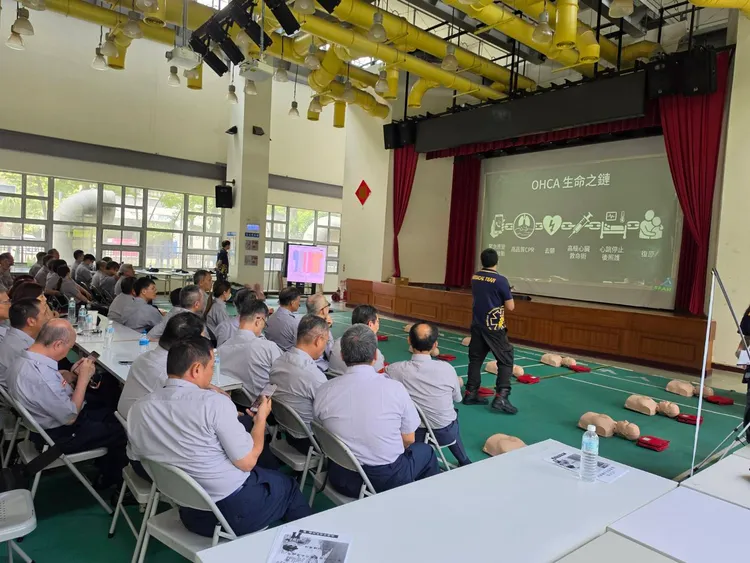 常訓結合緊急救護（包含CPR, AED, 止血帶操作)課程。翻攝畫面