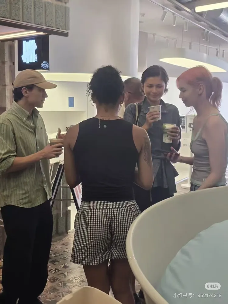 霍蘭德（左）逛街時本來還穿著長褲，老婆贊達雅也同行。翻攝小紅書