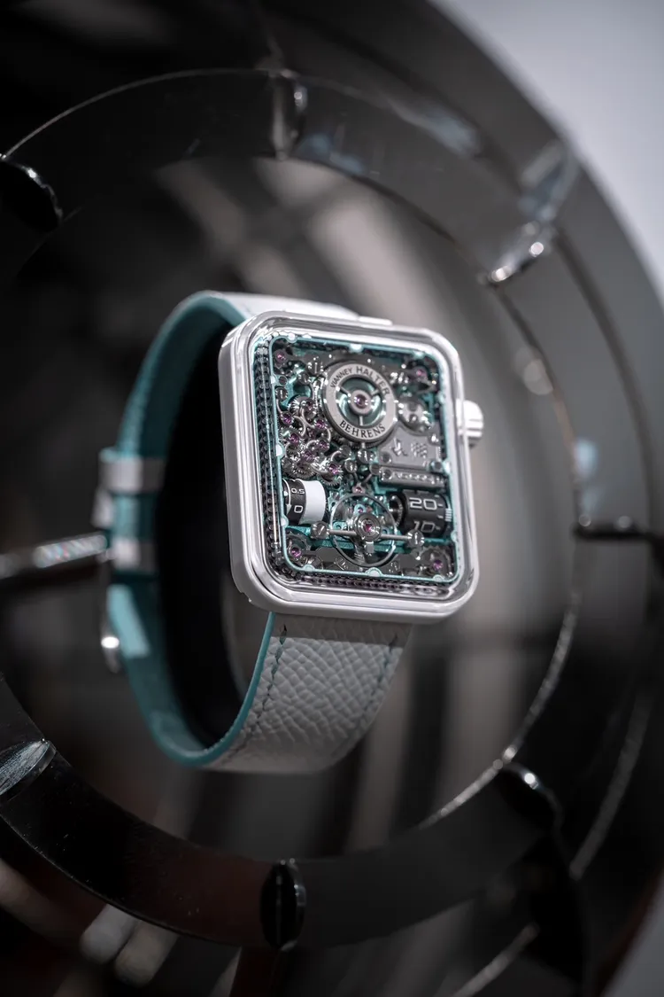 BEHRENS Master系列 KWH 腕錶，35×41mm，陶瓷錶殼，正反雙色手工縫製皮革錶帶，Cal.BM06品牌自製手動上鍊機芯，動力儲存約72小時，防水深度30米，110萬元。品牌提供