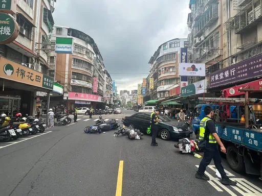 起步暴衝！83歲翁開車撞翻機車群「人浮空重摔」　駕駛資格將重評