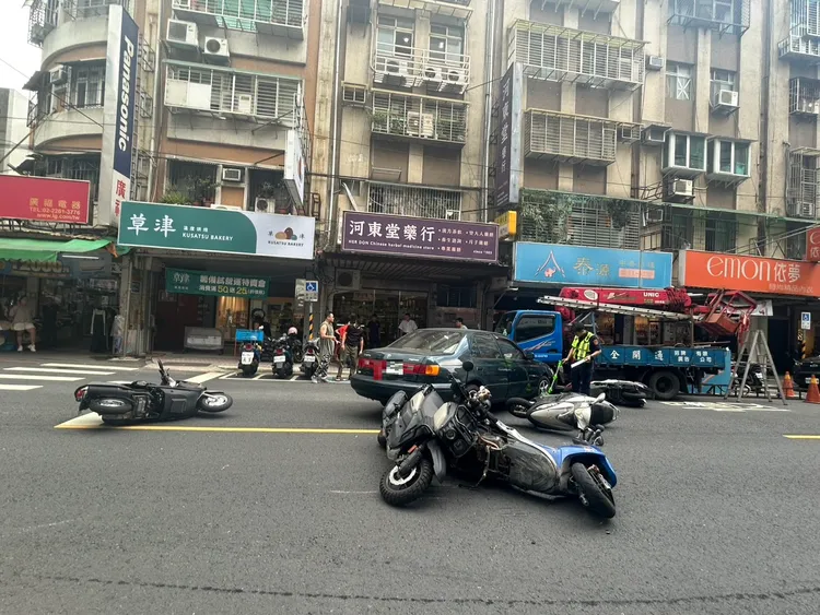 小客車起步失控連撞6車，所幸傷者均無大礙。翻攝畫面