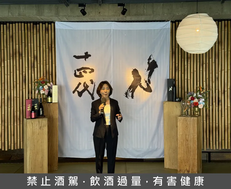 飛花落院創辦人魏幸怡親自向來賓分享，歷經近一年與十四代反覆溝通的合作歷程。黃若綾攝