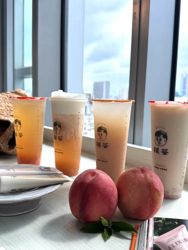 ELIXIR攜手抿茶推出完熟水蜜桃基底的四款聯名限定特調。張家玲攝