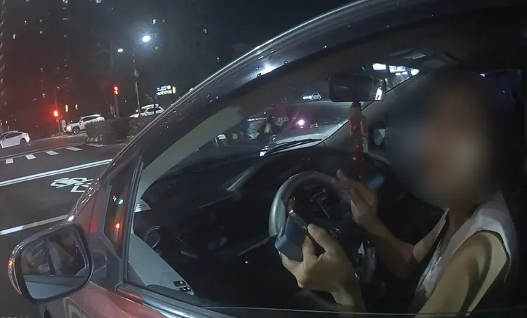 警方到場後協助黃女將車移置到路旁等候拖吊車抵達。翻攝畫面