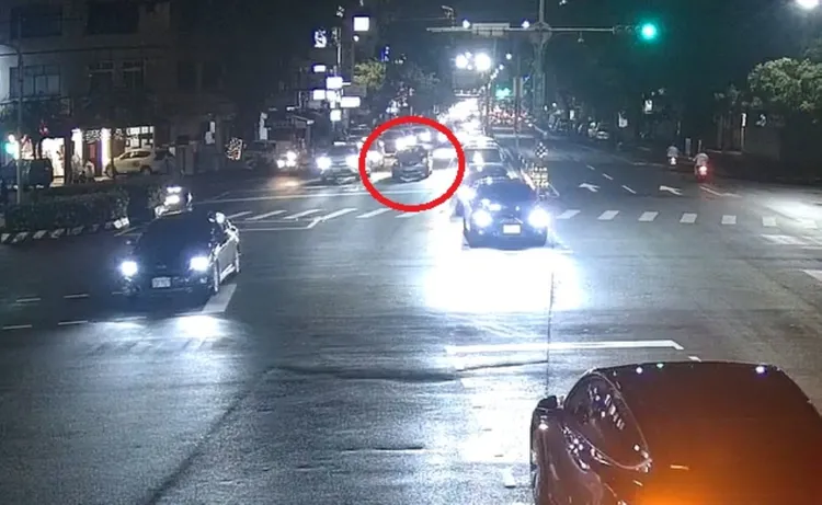 警方到場後協助黃女將車移置到路旁等候拖吊車抵達。翻攝畫面