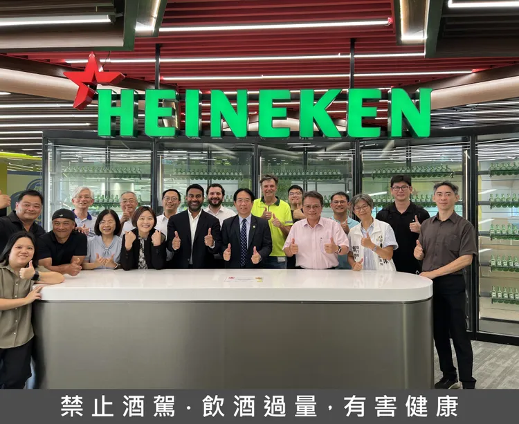 MOU簽定儀式邀請到國立屏東大學校長陳永森(右五)、國立屏東科技大學校長張金龍(中)、海尼根台灣董事總經理Suraen De Silva(左五)、海尼根台灣公共事務總監郭琬蘋(左五)