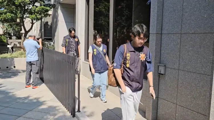 警方至蹦闆中壢家搜索及拘提。翻攝畫面
