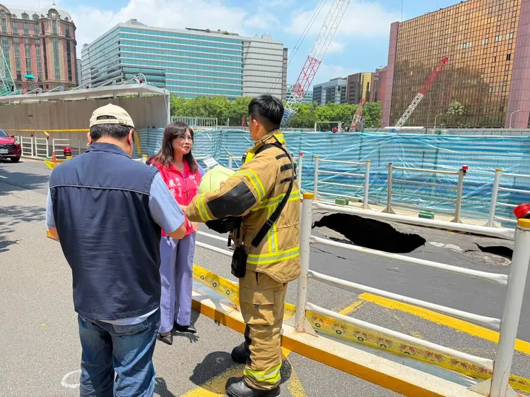敦化北路地層下陷處緊鄰工地，恐有氣爆風險。翻攝自秦慧珠臉書