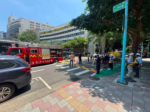 敦化北路一帶驚傳地層下陷　王鴻薇：民眾通報有瓦斯味